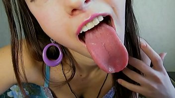 日本のアジアの女の子の長い舌のショー、舌フェチ-tongue-fetish.netでもっと